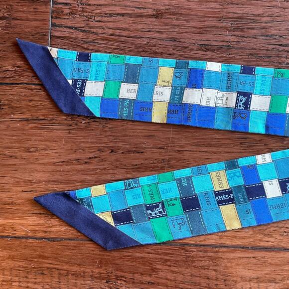 HERMES Turquoise Blue Vif Bolduc au Carre Plumetis Silk Twilly - Picture 5 of 6